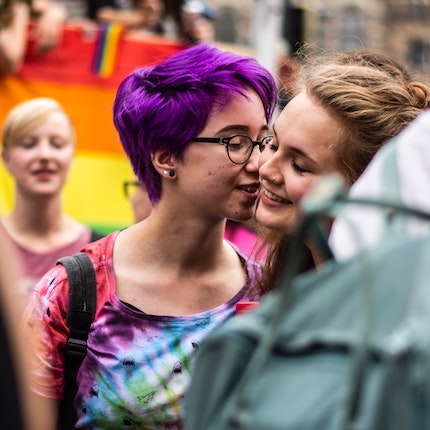 Foto: Zwei Frauen küssen sich bei CSD