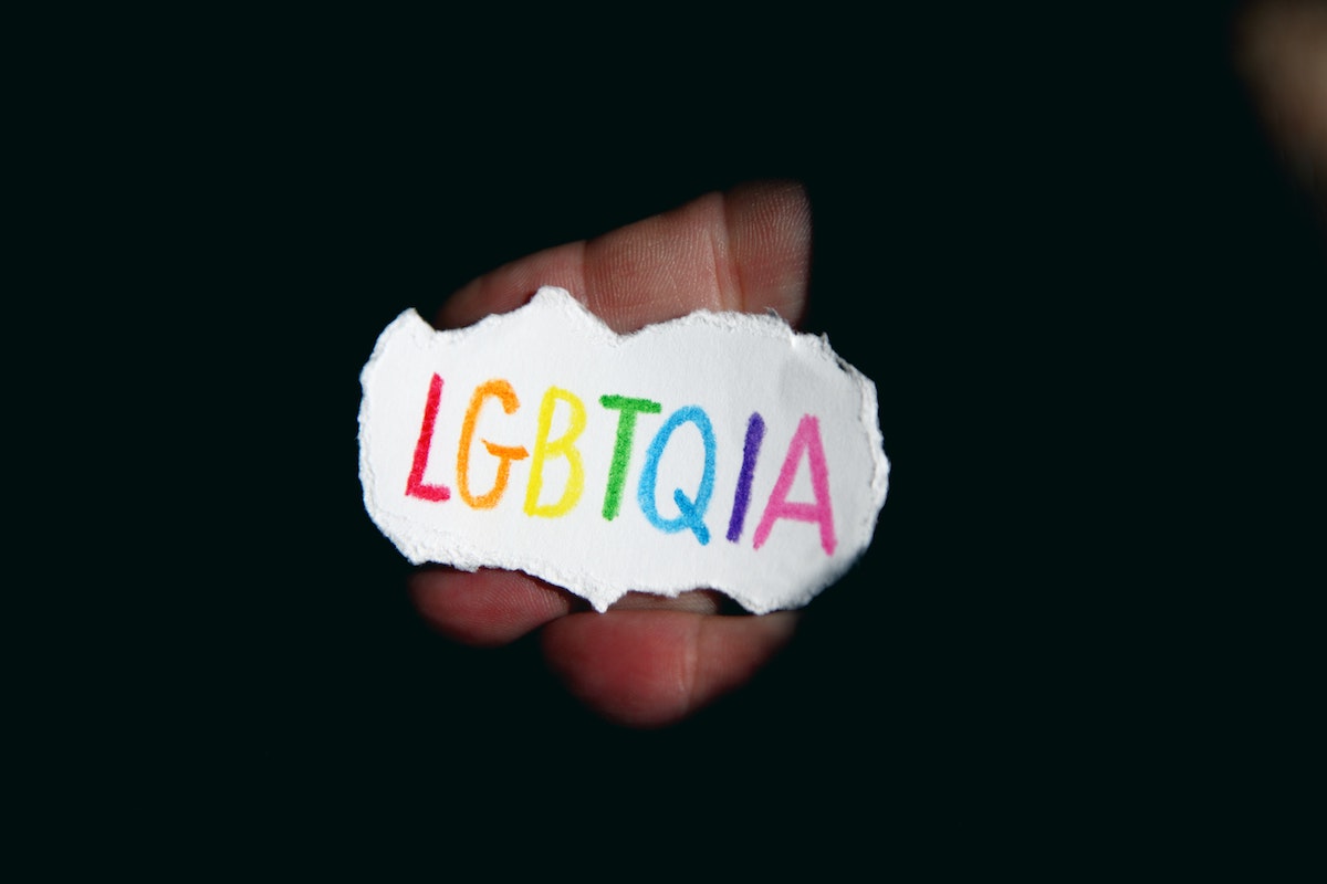 Foto: Hand hält Papier mit Aufschrift "LGBTQIA"