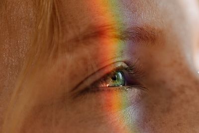 Foto: Regenbogenlicht über Auge einer Frau