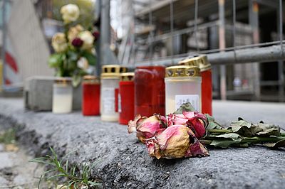 Foto: Blumen und Kerzen liegen unweit des Residenzschlosses in Dresden