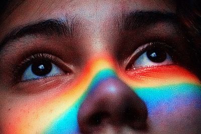 Foto: Frau im Regenbogenlicht